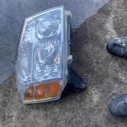 2004 2007 Nissan Armada Passenger Right Headlight 