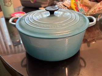 Le Crueset round large Dutch Oven