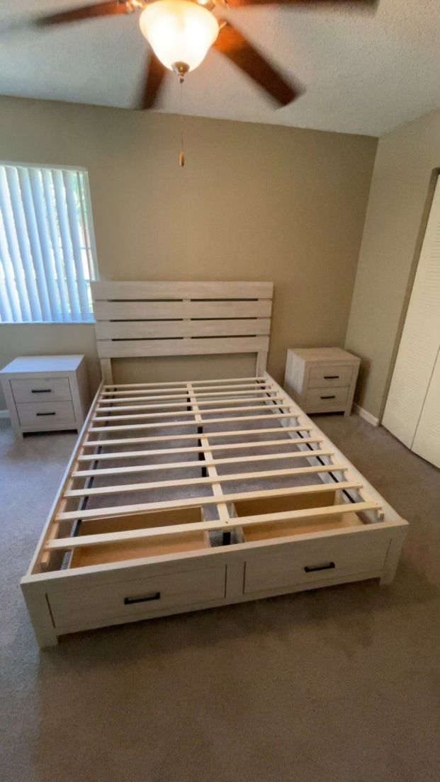 Bedroom Set, Platform storage bed, New in boxes. Can Deliver