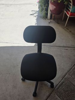 Black desk chair