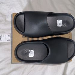 BRAND NEW KIDS YEEZY SLIDE “ONYX”