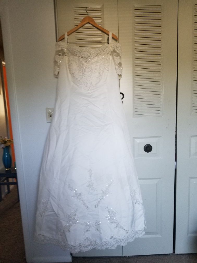 Beautiful Plus-sized wedding dress