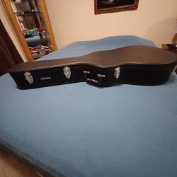 Roadrunner LT Hard Case  Blk.  Inside Measurements   L. 41in  UB 11.5.  LB  15in.   5in.  Deep   Like New  $85.00.  Make Offer. Pickup  Only 