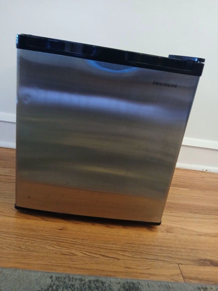 2019 FRIGIDAIRE MINI FRIDGE 