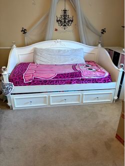Girls trundle daybed