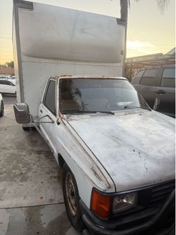 Vendo troka de trabajo Toyota 86 estándar cuatro cilindros 22R