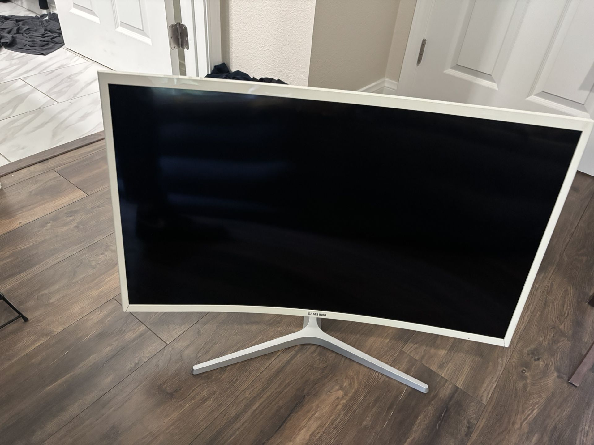 Samsung 32’ Curved Full HD Monitor 