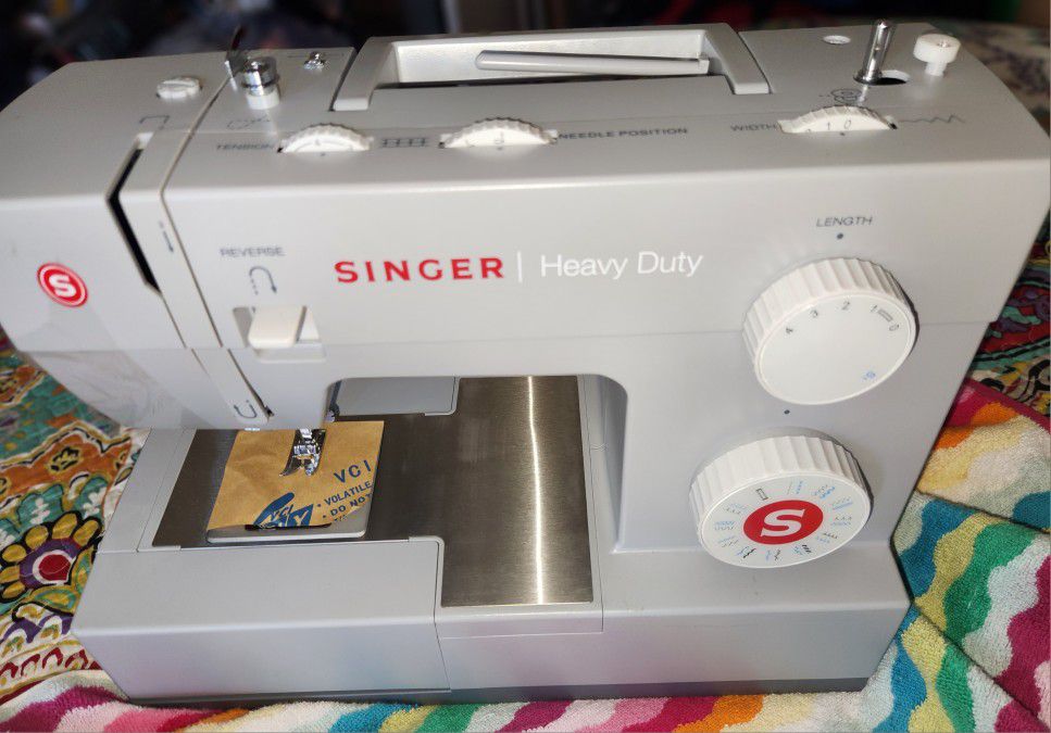 SINGER HEAVY DUTY SEWING MACHINE  MODEL 4423