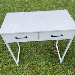 DESK L 31 3/4 " X W 15 3/4" X HT 31"