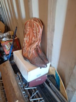 Woman's boots dan post