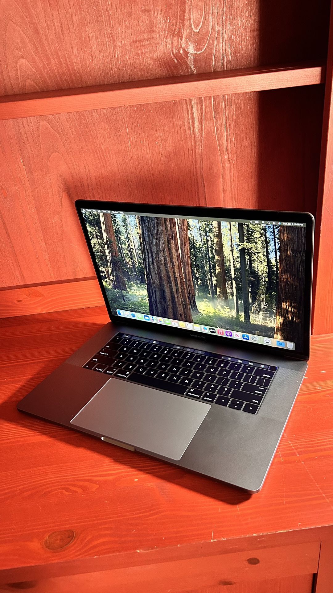 Apple MacBook Pro 15” Retina Touch Bar, I7, 16GB RAM 256GB macOS