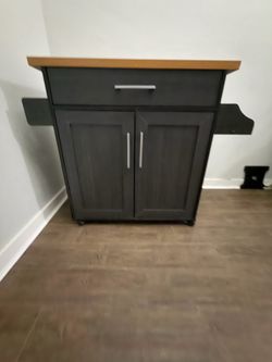 Kitchen cart/ kitchen island