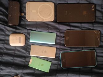 Apple iphones 3/ 2 apple chargers and 3 iPods ALL included LOT !