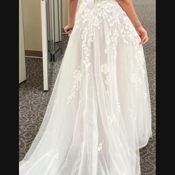 Wedding Dress: NEW 