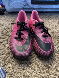 SOCCER CLEATS PINK SIZE 5
