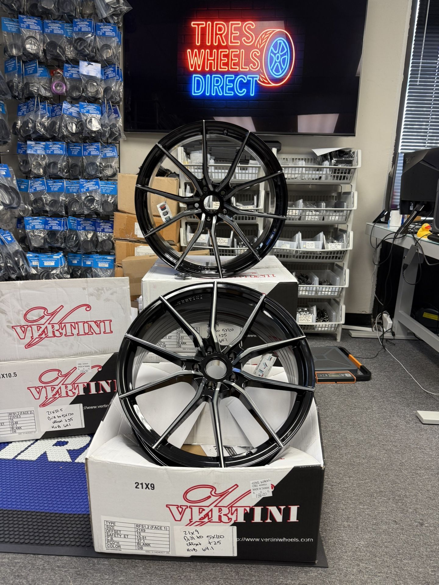 F21x9/R21x10.5"Staggered Vertini Wheels RFS1.2 Gloss Black Tinted Face Tesla S