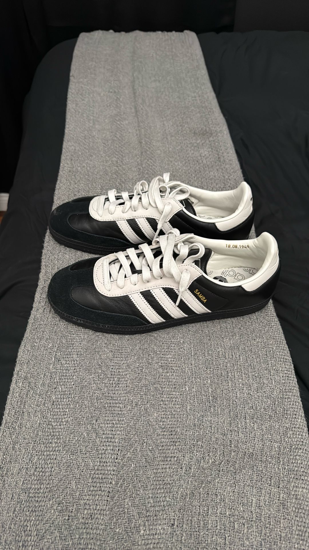 Slightly Used 75th Anniversary Sambas Size 10 Still Great Condition.