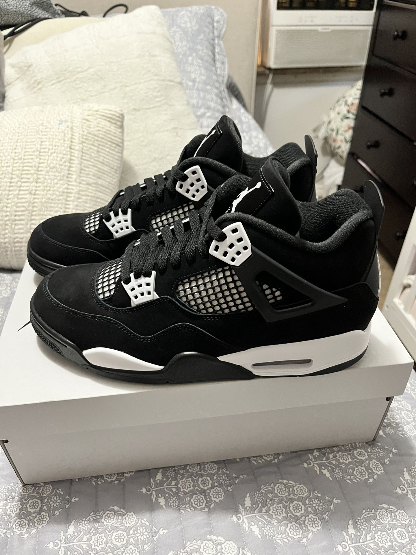Jordan Retro 4 White Thunder