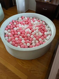 Kids ball pit with over 1000 balls