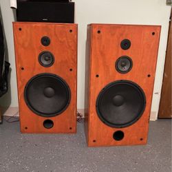 Kenwood Stereo Am/fm 6 CD Changer And Cassette Tape Playing And Equalizer Available