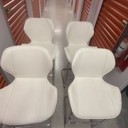White chairs / Sillas De Bar O Comedor 