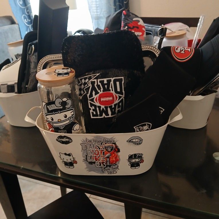 Hello Kitty Lost Vegas Raiders Gift Box See For Contents