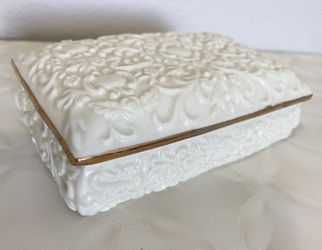 🌿 Vintage porcelain ornate trinket box