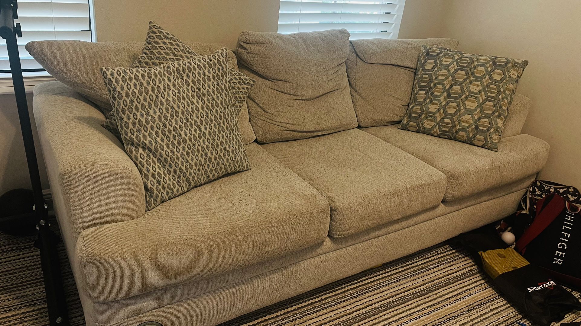 Free Sofa (Rooms To Go) 6 Cushions