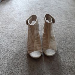 MICHAEL KORS SHOE. SIZE 3.GOOD CONDITIO.N.$25          $NN