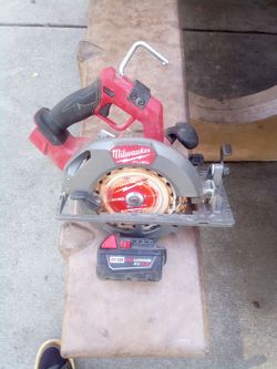 Milwaukee M18 Fuel Circular Saw with Battery