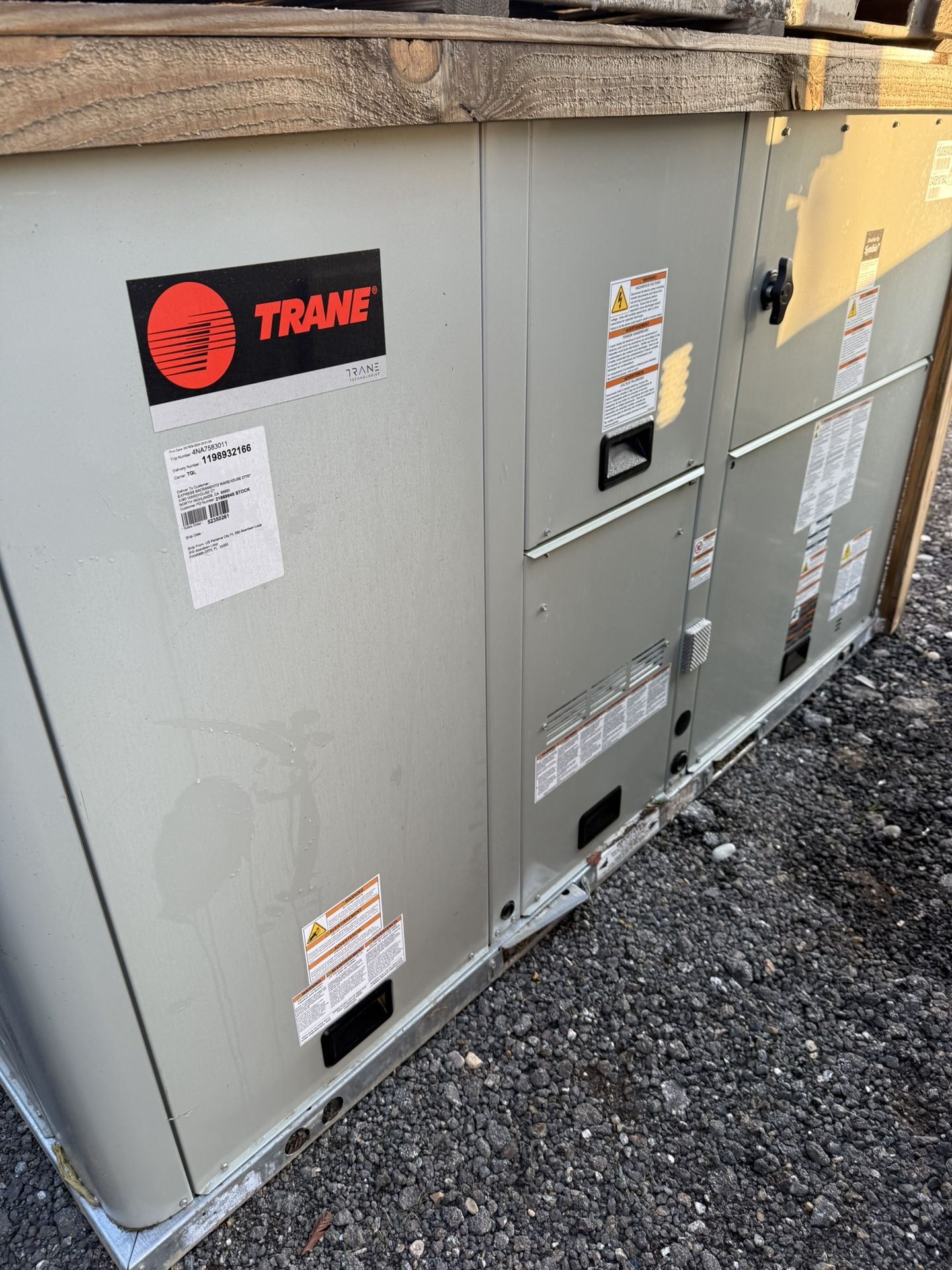 Minor Scratch & Dent 7.5 Ton TRANE Precedent 230v-ph Convertible Standard Efficiency High Heat Package Gas / Electric Unit M# YSJ090A3S0L0L0000