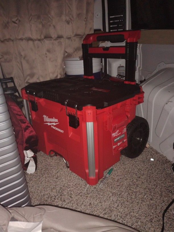 Milwaukee PACKOUT large Roller Cart