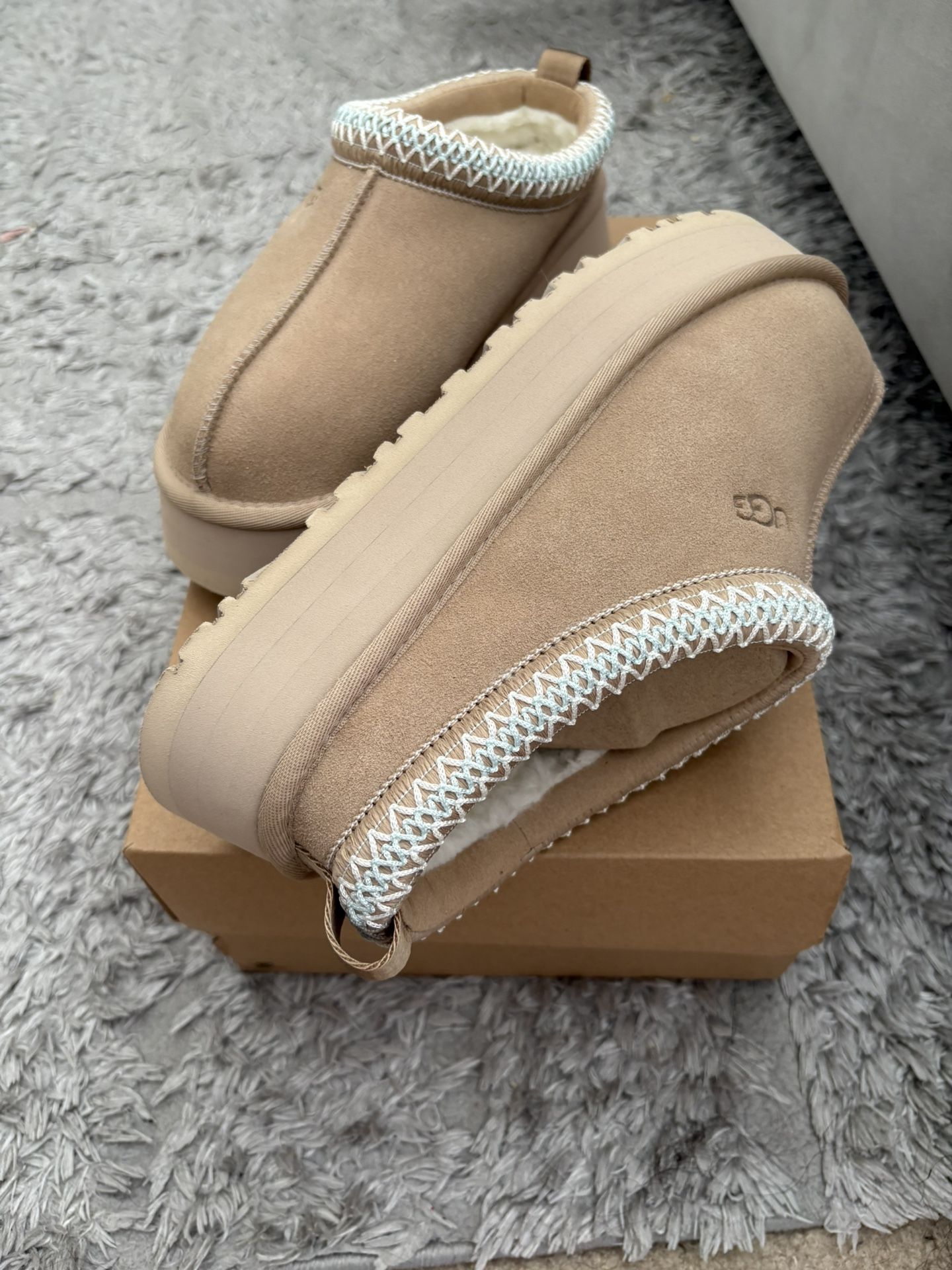 Women Ugg tazman Size 8