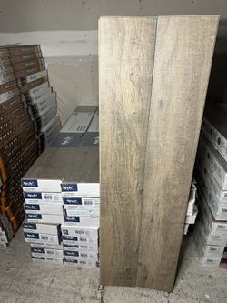 Style Selection Urbanite Oak 8-mm T × 8-in W × 50-in Laminate Wood Flooring (23.92-sq ft / Carton)