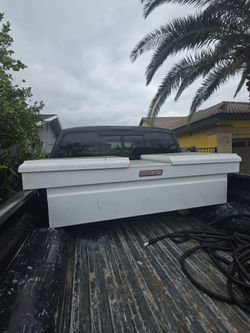 Truck tool box