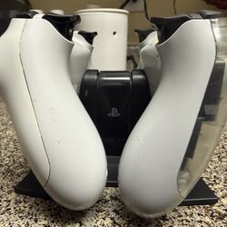 Two ps4 controllers w charging station