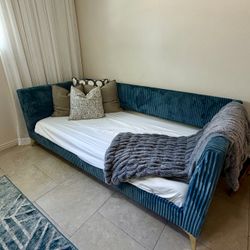 Twin upholstered daybed
