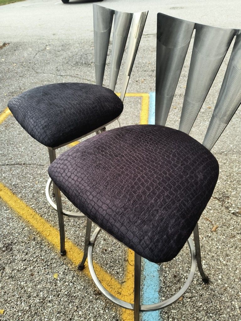 El Dorado counter height bar swivel solid stools 
Like new!
There are- 2!