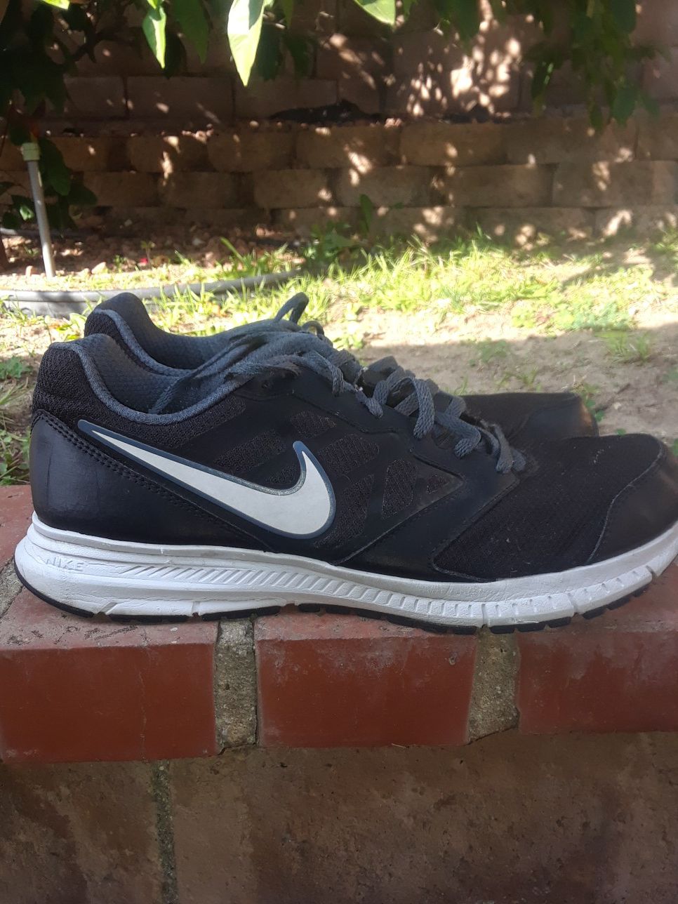 Size 11 nike mens shoes!