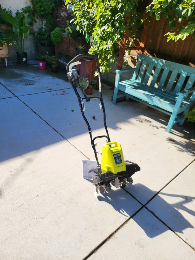 Ryobi 16 in. 13.5 Amp Corded Cultivator((used in good working condition))