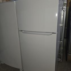 Frigidaire Top And Bottom Refrigerator Works Good 