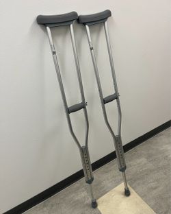 Crutches - Lightweight Aluminum, Cleaned and in Very Good Condition !! Adjustable from 5’4” to 5’10” with a 300 Pound Capacity, by Cardinal Health.