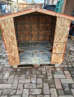 Large dog house/ caseta grande para perros