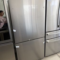 Hisense 17.2-cu ft Counter-Depth 32-in Wide Bottom-Freezer Refrigerator White ) ENERGY STAR Certified