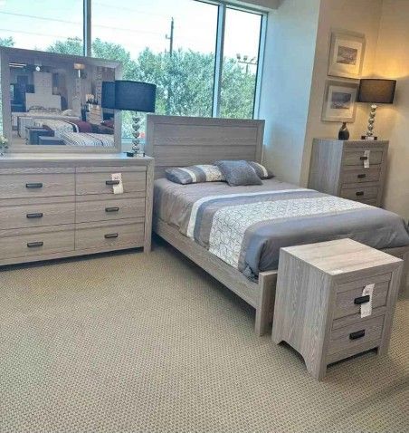 Bedroom Set 4 Pcs Queen Bed Dresser Mirror And Nightstand