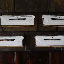 Corsair Vengeance 32GB (4x8GB) DDR4 3200MHz CL16 White RAM