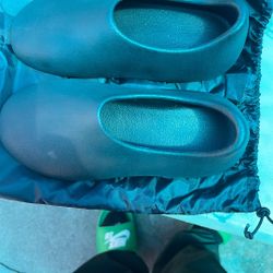 Yeezy Shoes Size 4 Asking 25