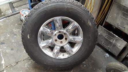 Infiniti QX56 / Nissan Armada wheel and perfect condition Tire