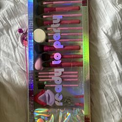 Paris Hilton makeup brushes 