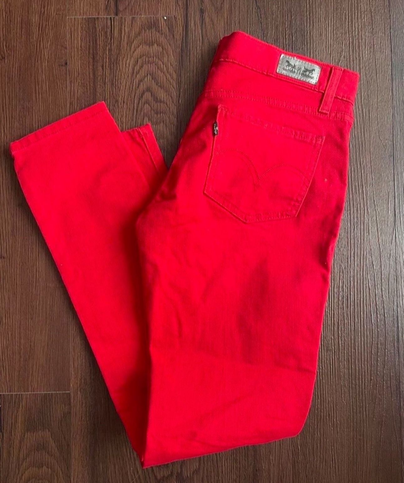 Woman’s Jeans Levis, W29, L32 Like new